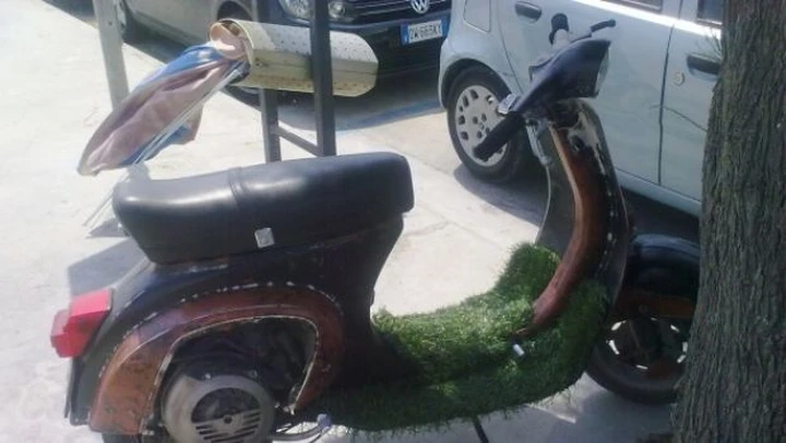 Foto del giorno: Vespa verde nell'estetica