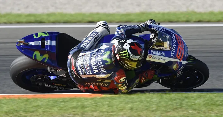 MotoGP Valencia: Lorenzo, che pole! Rossi nella… polvere