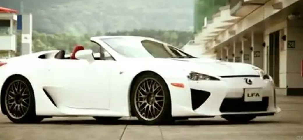 Lexus LFA Roadster in video