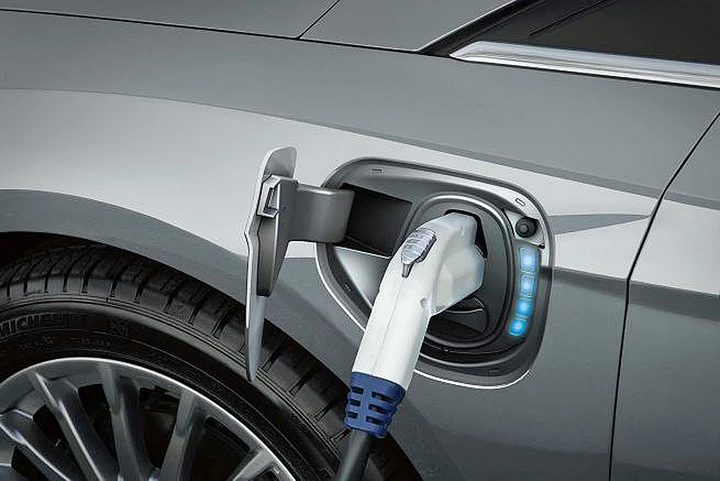 Emissioni auto: Ue, taglio CO2 ancora più drastico