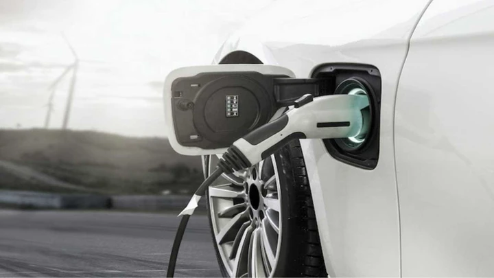 Uno studio rileva: «Prezzi troppo alti per le auto elettriche»