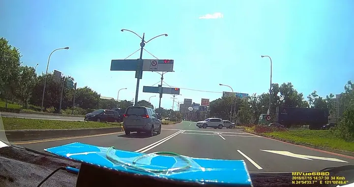 Camion salta corsia, tragedia evitata di un soffio!