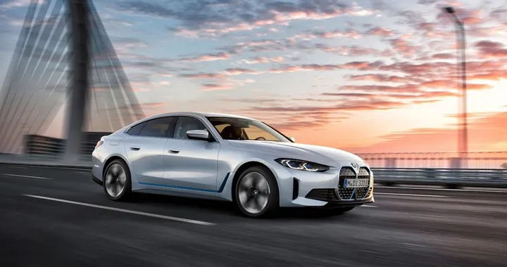 Bmw i4: uscita, interni, motori elettrici, scheda tecnica