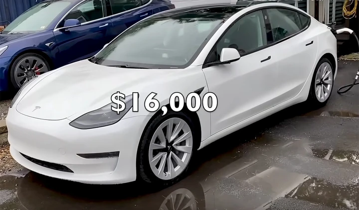 Tesla chiede 16.000 dollari per le riparazioni, lui se la cava con 700 dollari