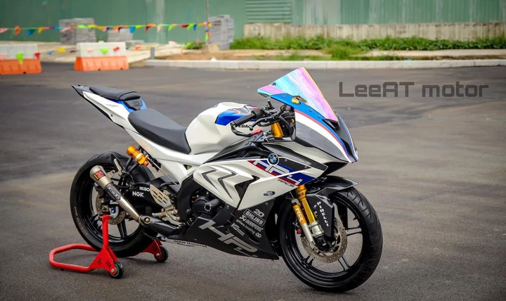 La Yamaha YZF-R15 che vuole essere una BMW HP4 Race