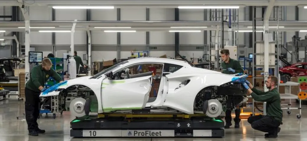 Lotus taglia 550 posti a Hethel: la crisi si fa sentire anche in UK