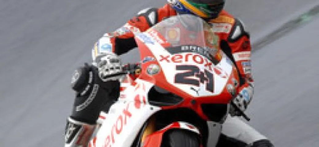 Superpole di Troy Bayliss sotto il diluvio di Portimao. Biaggi quarto e Fabrizio quinto.