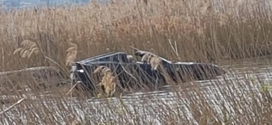 La Ferrari 812 GTS parcheggiata male... finisce nel lago di Garda