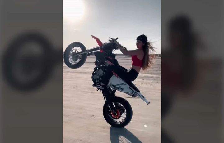 influencer-moto-spiagge-sardegna-sara-aydin