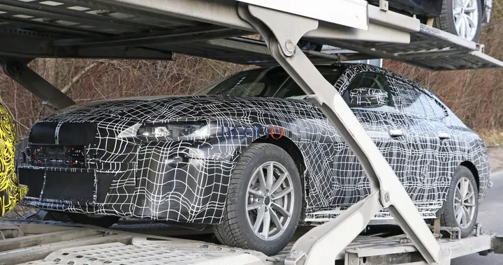 BMW i4: prime foto spia sulla bisarca