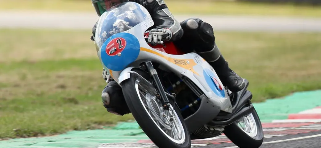 Guy Martin sulla Honda RC174 sei cilindri [Foto e Video]