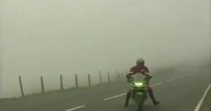 Poliziotto britannico provoca incidente tra moto