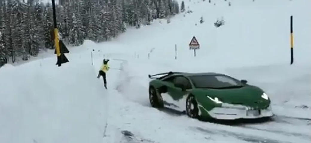 Lamborghini Aventador SVJ sulla neve con sciatore al traino [Video]