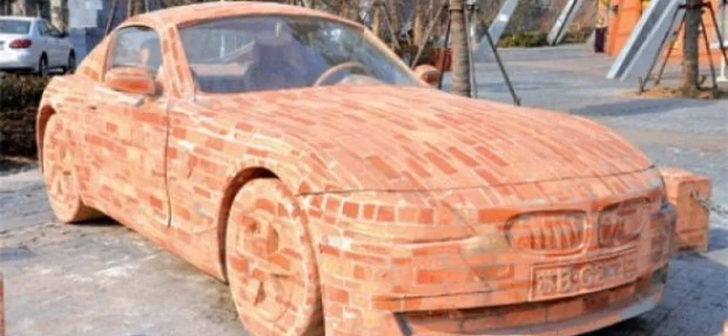Foto della Settimana: una BMW Z4 Coupè di mattoni