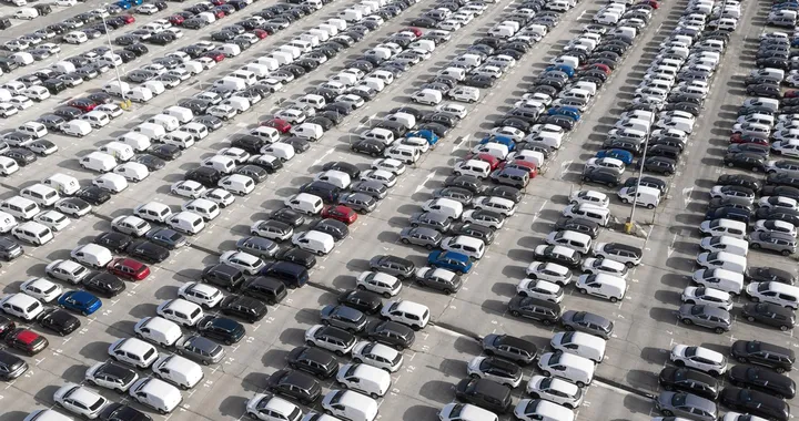 Mercato auto Italia: in calo ad agosto 2024, necessarie nuove strategie per il settore