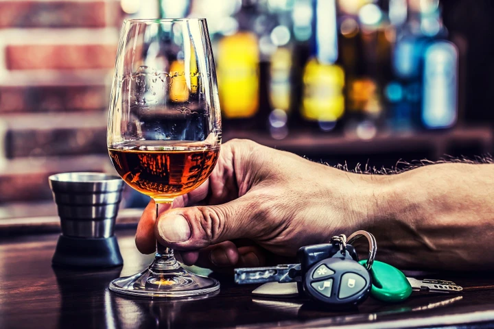 Alcol test: bere un drink con gli amici, cosa si rischia?