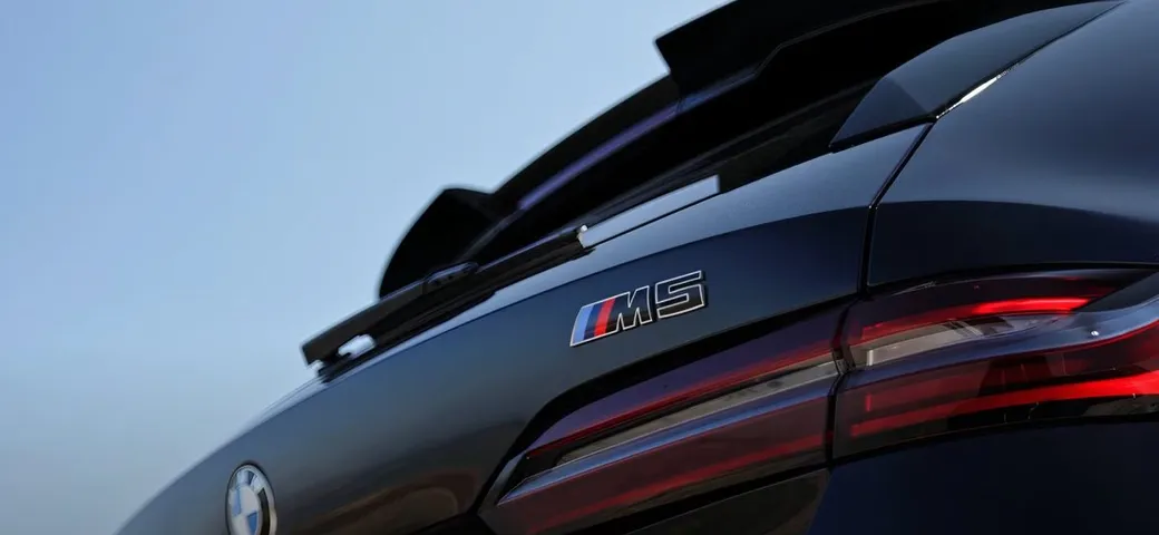 BMW M5, Richard Hammond al volante della super station wagon ibrida