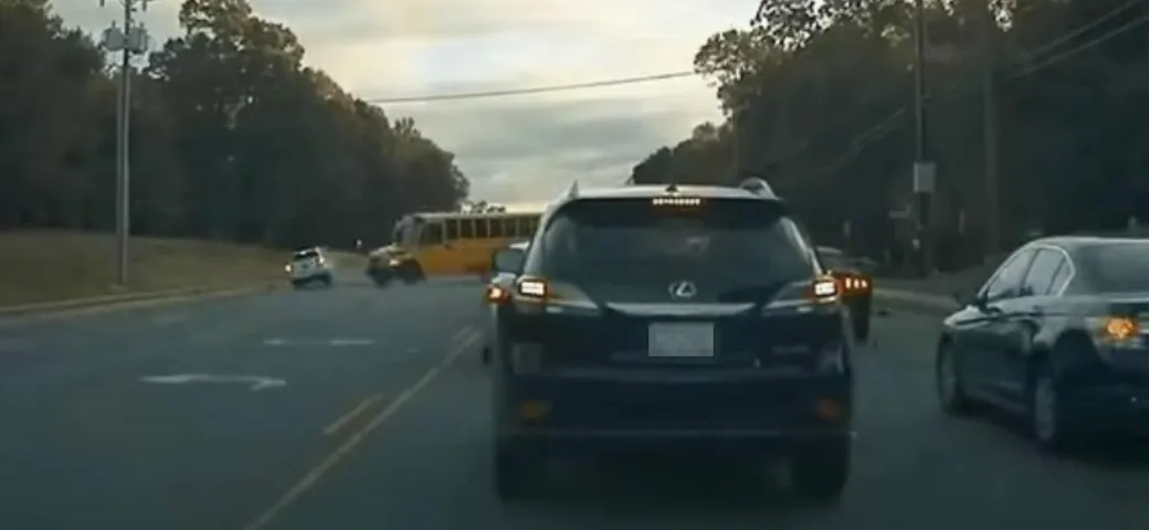 Subaru Outback: terrificante crash con lo scuolabus [Video]