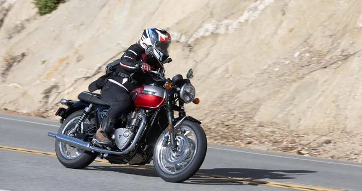 Nuove Bonneville T100 e T120: tradizione senza compromessi