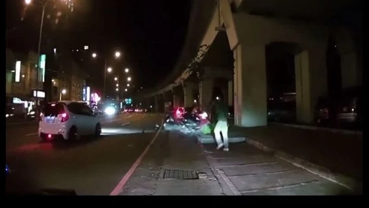 Moto perde il controllo e travolge pedone [Video]