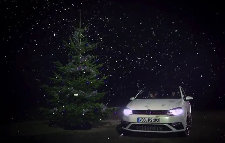 Volkswagen Polo GTI: come decorare velocemente un albero di Natale