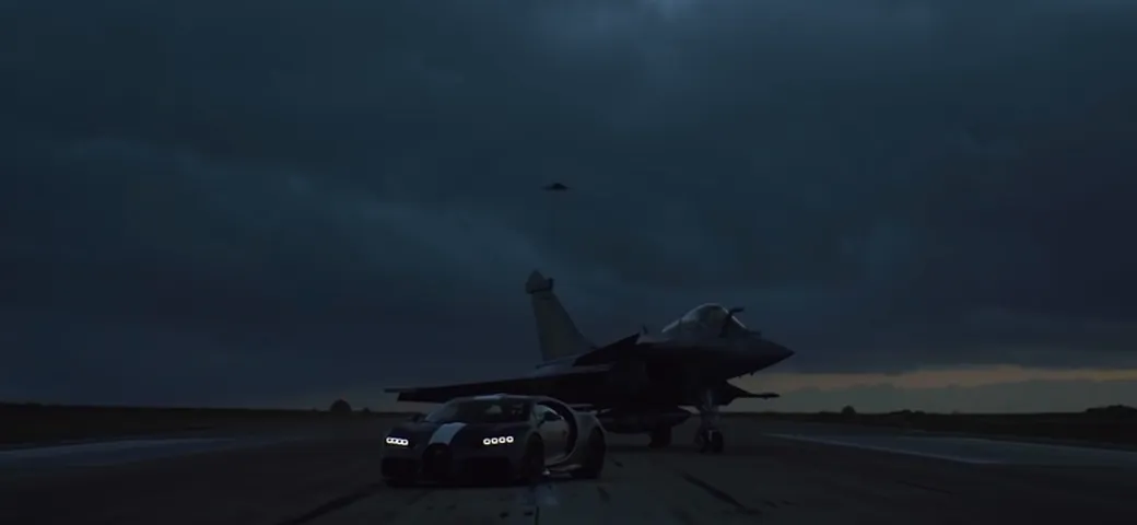 Bugatti Chiron Sport Les Légendes du Ciel vs Jet Rafale