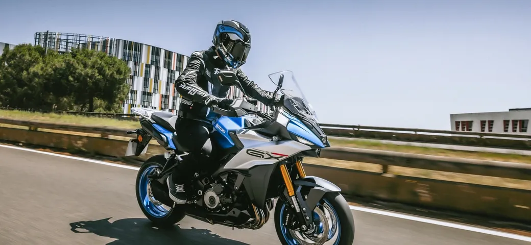 Suzuki GSX-S1000GX e GSX-8R 2024 debuttano ufficialmente ad EICMA 2023