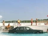 Rolls-Royce Phantom, fa un tuffo in piscina per i suoi 100 anni