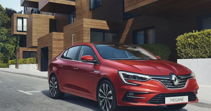 Renault Mégane: si aggiorna anche la berlina a tre volumi