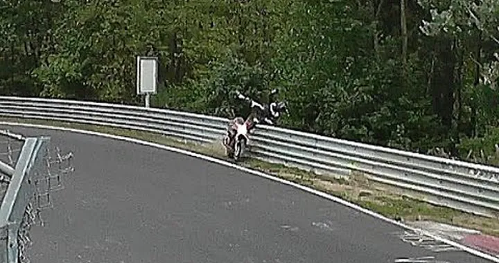 Centra il guardrail al Nurburgring e finisce fuori pista
