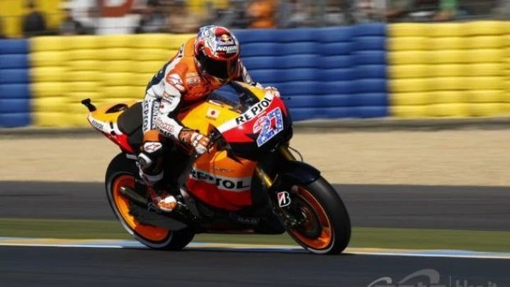 MotoGp, Le Mans: Stoner in fuga da dominatore, penalità per il Sic. Rossi a podio.