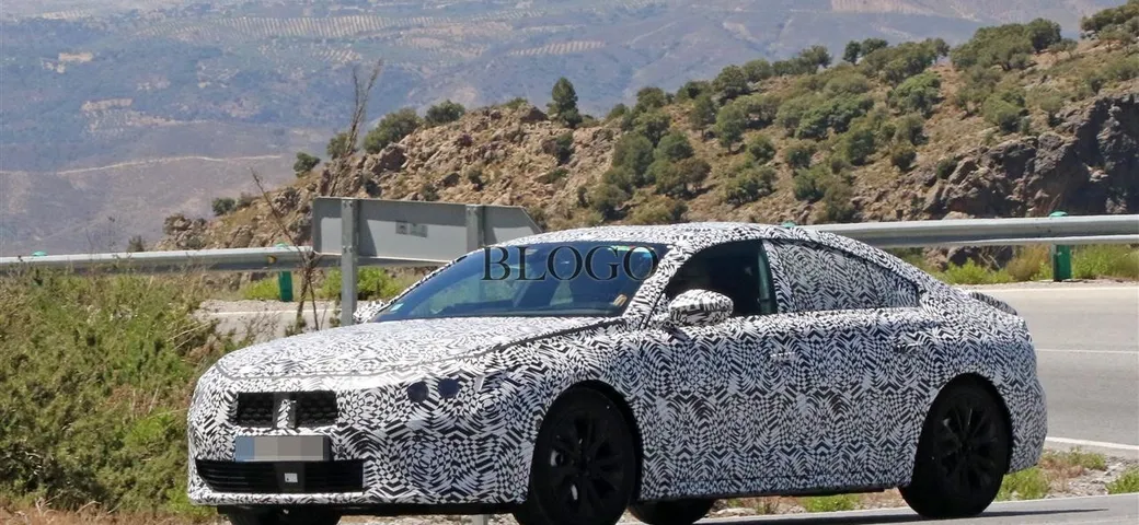 Peugeot 508: foto spia su strada