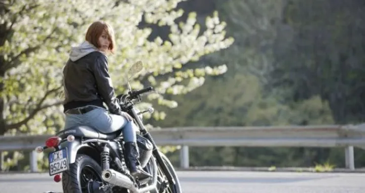 "Scott Pommier per Moto Guzzi v7" allo Spazio Broletto a Milano