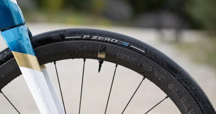 Pirelli P Zero Race 4S TLR: debutta il nuovo pneumatico per bici da strada [FOTO]