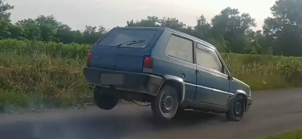 Vecchia Fiat Panda: come salta in frenata! [Video]