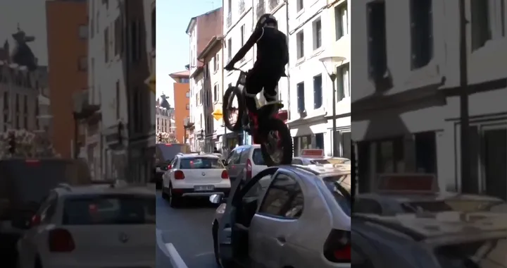 Video: passa sui tetti delle auto in coda con la moto da trial