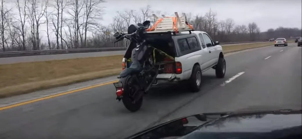Trasporto strano di una moto [Video]