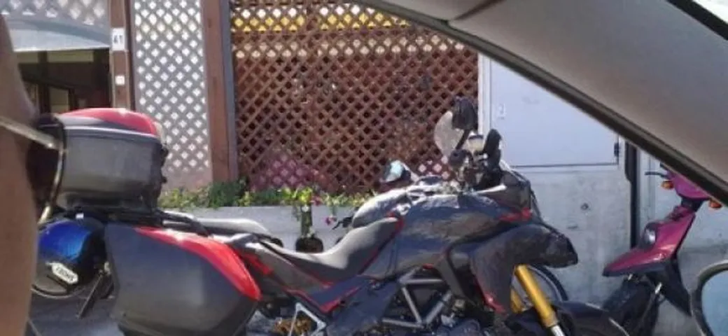 Foto spia Ducati Multistrada (Stradaperta) 2010: spuntano le borse da viaggio