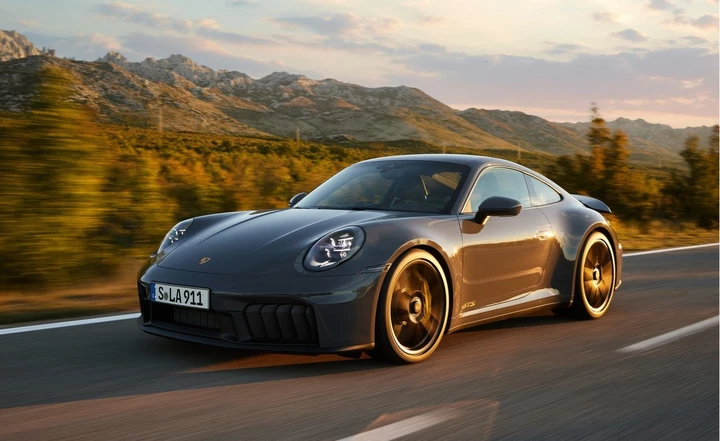 Nuova Porsche 911 Carrera GTS: innovazione ibrida e performance estreme con 541 CV