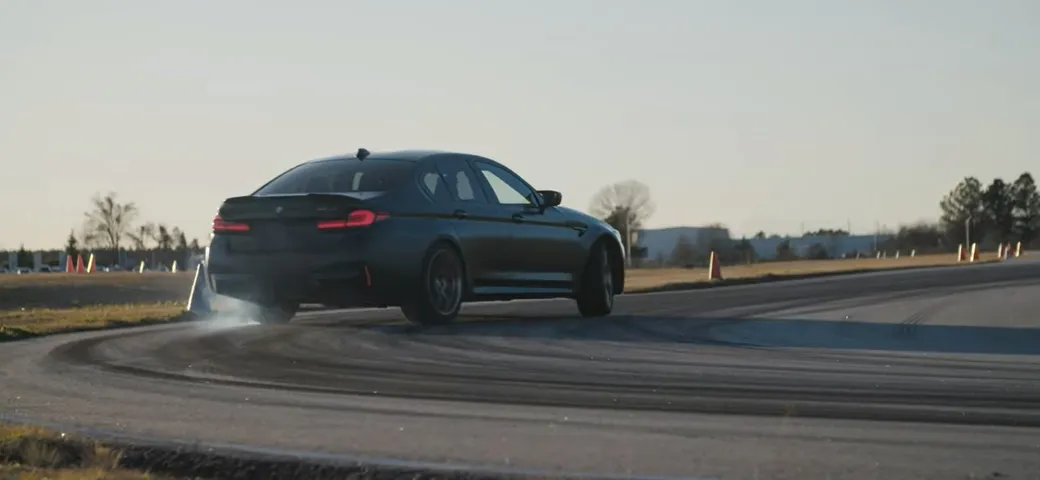 La nuova BMW M5 CS in pista