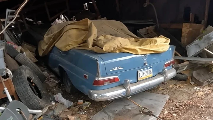 Mercedes W110 salvata dalla demolizione: dopo 20 anni in un fienile torna a vedere la luce