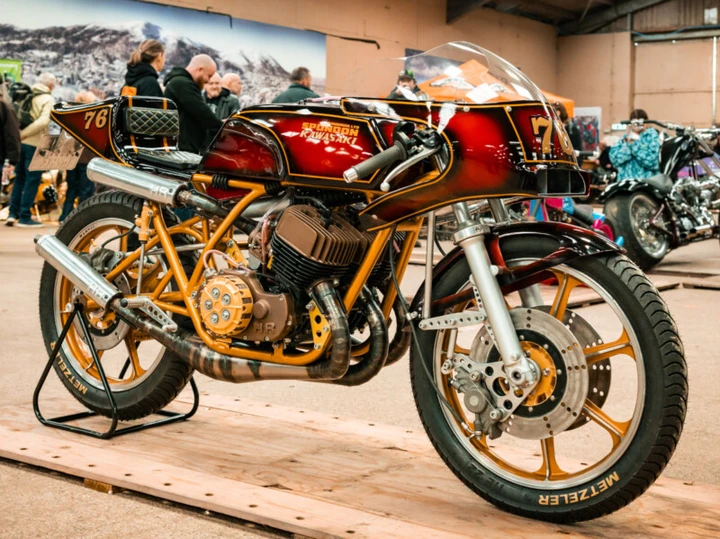 Kawasaki H1 Triple, il “Widowmaker” rinasce in una special da sogno