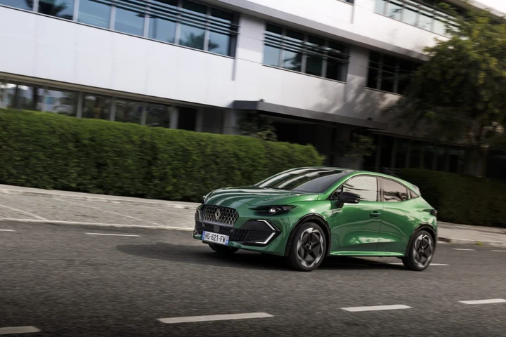 Nuova Renault Clio, boom di ordini per la full hybrid: il 75%