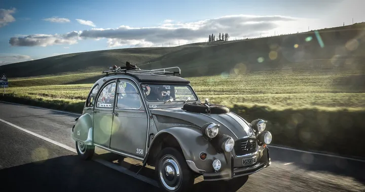 Citroen 2CV: 70 anni di successi [Video]