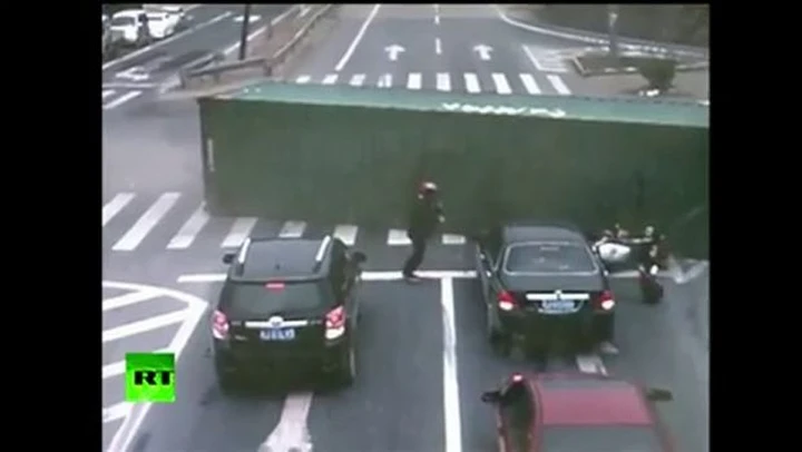 Rubrica Epic Win: quasi schiacciato da un camion