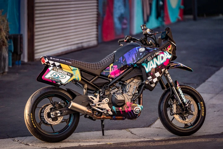 Vandal 450, la moto che non chiede permesso: debutta la supermoto ribelle