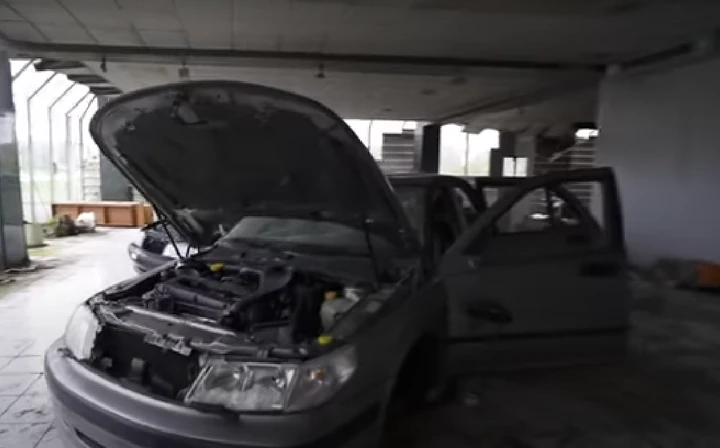 Il concessionario Saab abbandonato da anni è spettrale: 20 auto presenti