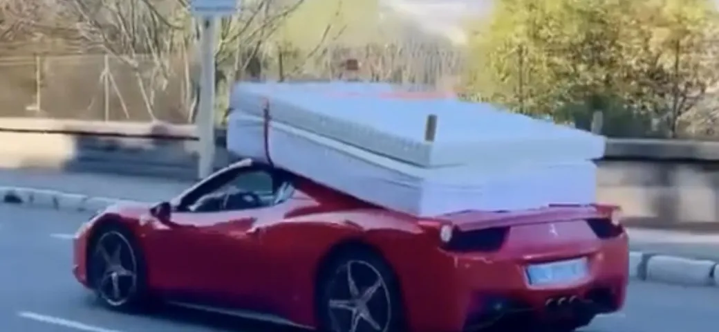 Trasloco in Ferrari: la 458 Spider trasporta il letto [Video]