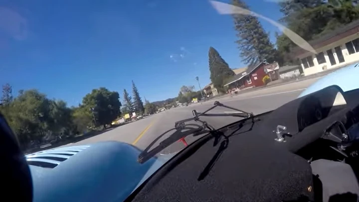 Porsche 917K: tra i semafori di una strada della California [Video]