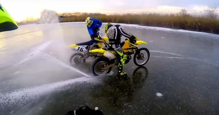 Acrobazie in moto sul lago ghiacciato [Video]